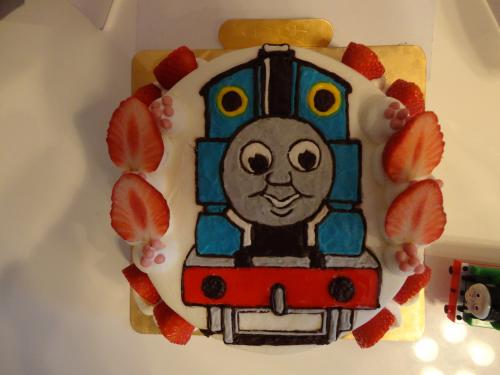 息子3歳の誕生日 トーマスのケーキにしました O
