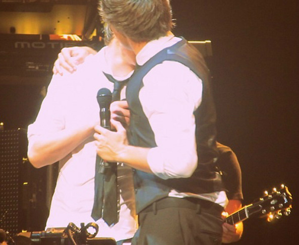 Liam-hugging-niall-crying.jpg