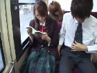 【手コキ】通学バス内で真面目なメガネっ娘女子校生に握らせた