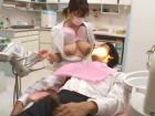 【xvideos】患者がチンコを出し、医者が爆乳おっぱいを出す。おかしな歯医者さん。