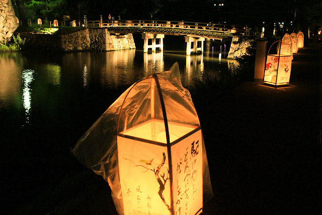 松江水燈路　堀　松江城　ライトアップ　灯籠