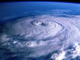 沖縄に観測至上最大の台風接近