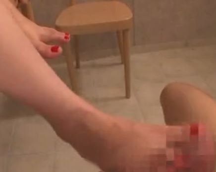 足爪に赤いペディキュアを塗った淫乱家庭教師の生足コキのサンプル足フェチDVD画像2