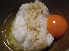 ［写真］卵かけご飯（右側が黄身、左側が白身）