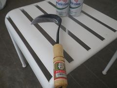 ［写真］草刈り用の鎌とミニ缶サイダー